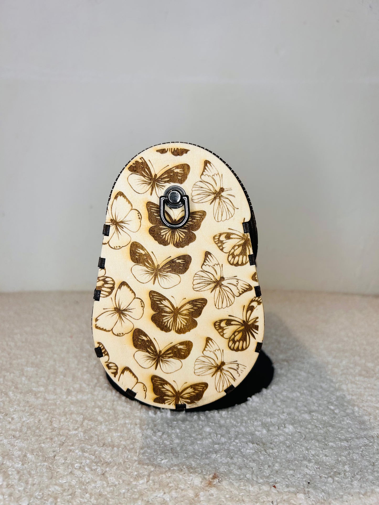 Vue supérieure du sac en bois Papillon Élégant de Le Bois Elégant, montrant le fermoir noir et le motif élégant de papillons, idéal pour une touche de sophistication.