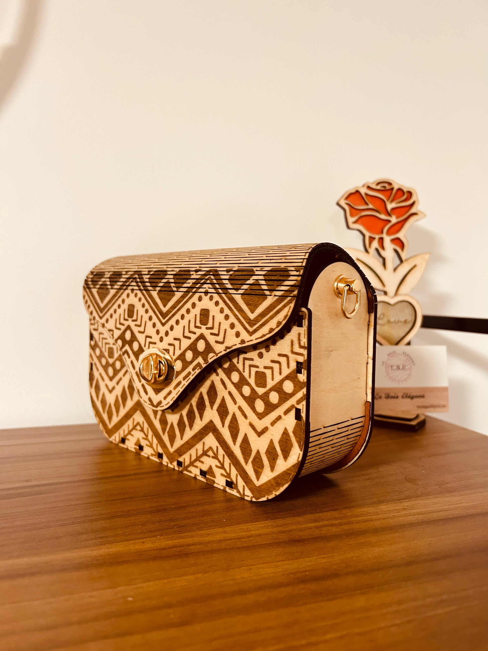 Sac en bois tribal de Le Bois Élégant, son design élégant et artisanal en fait un incontournable pour toutes les occasions. Artisan, ARTISANAT, Sac en bois.