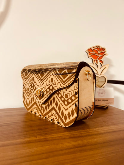 Sac en bois tribal de Le Bois Élégant, son design élégant et artisanal en fait un incontournable pour toutes les occasions. Artisan, ARTISANAT, Sac en bois.