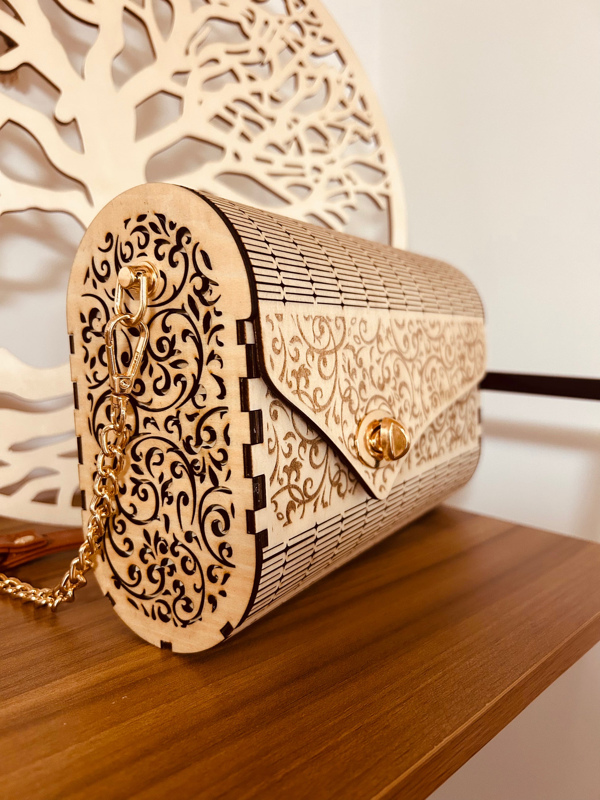 Sac à main en bois Morghane de Le Bois Elégant, avec un design floral délicat, parfait pour ajouter une touche artisan à votre style. Sac en bois idéal pour les occasions spéciales.
