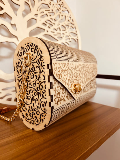 Sac à main en bois Morghane de Le Bois Elégant, avec un design floral délicat, parfait pour ajouter une touche artisan à votre style. Sac en bois idéal pour les occasions spéciales.