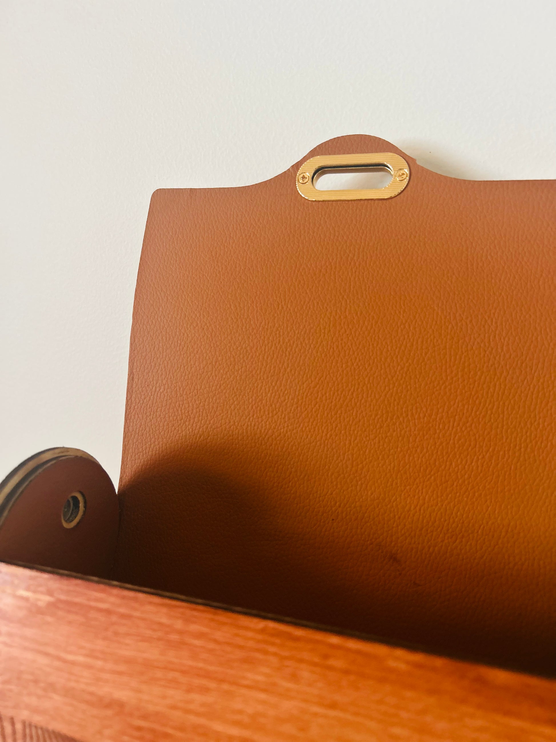 Le Sac en Bois Vivi de Le Bois Elégant porté, mêlant fonction et design floral dans un sac en bois élégant.