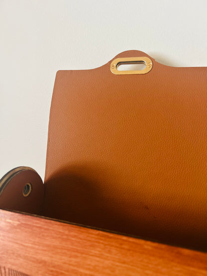 Le Sac en Bois Vivi de Le Bois Elégant porté, mêlant fonction et design floral dans un sac en bois élégant.