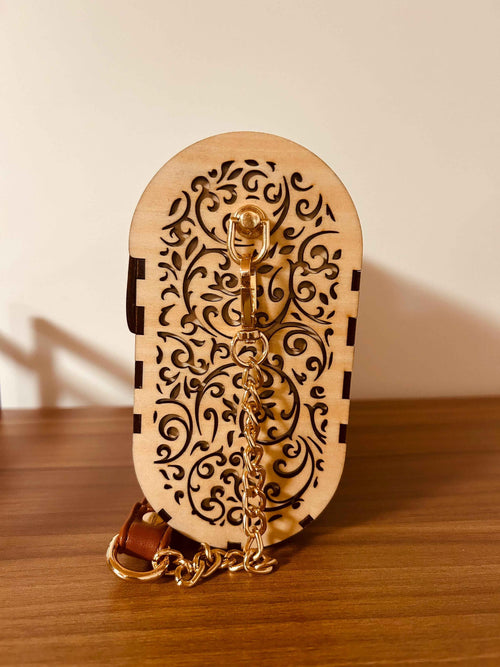 Morghane de Le Bois Elégant, sac en bois élégant, visible en détail dans cette image en gros plan. création artisanale