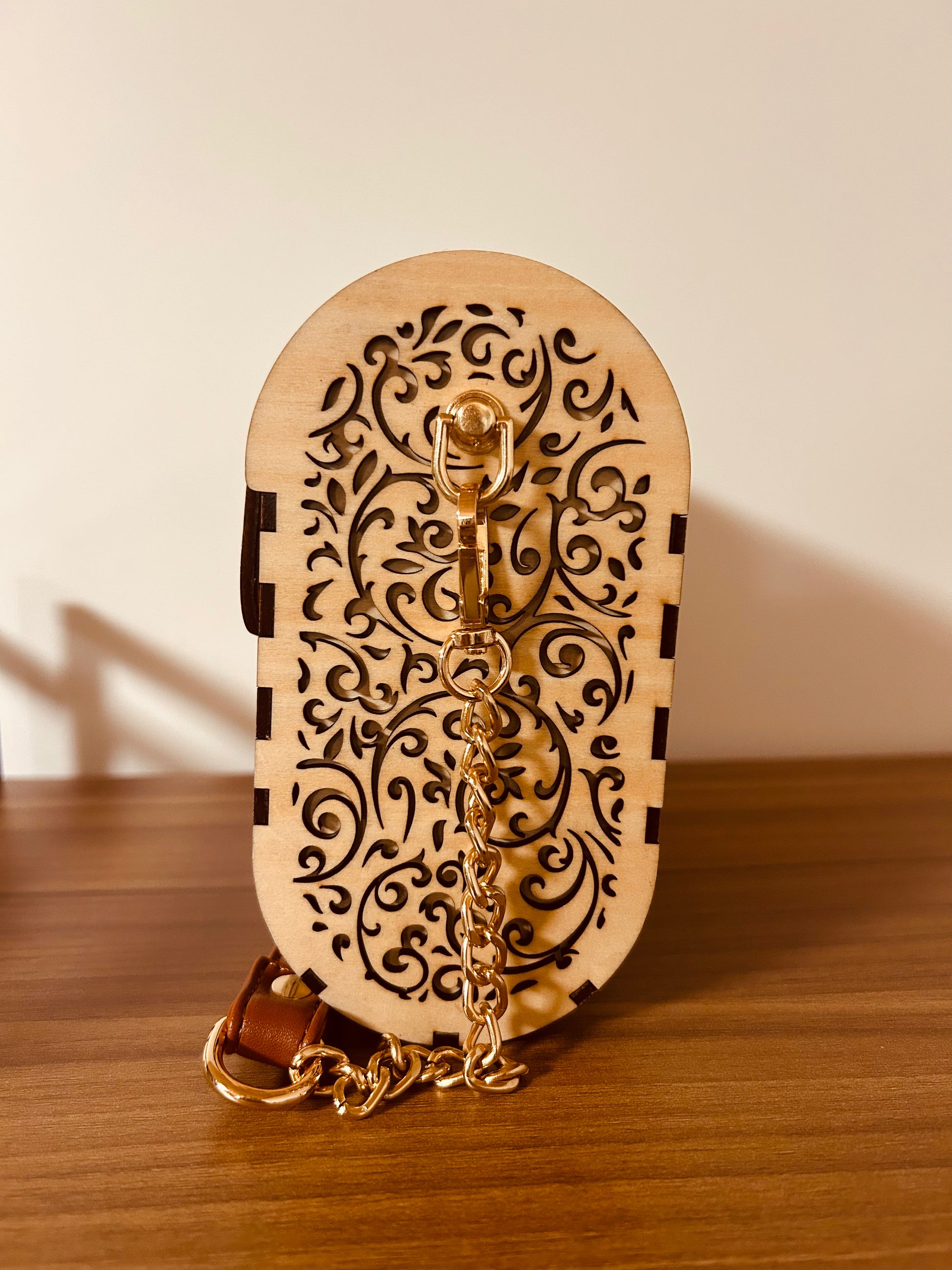 Détail du fermoir métallique du sac à main en bois Morghane de Le Bois Elégant, soulignant l'artisanat exquis dans ce sac en bois créé pour les amateurs d'élégance.