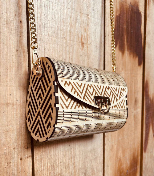 Sac en bois Ella de Le Bois Élégant, vue complète montrant la texture fine du bois et le design élégant du sac.
