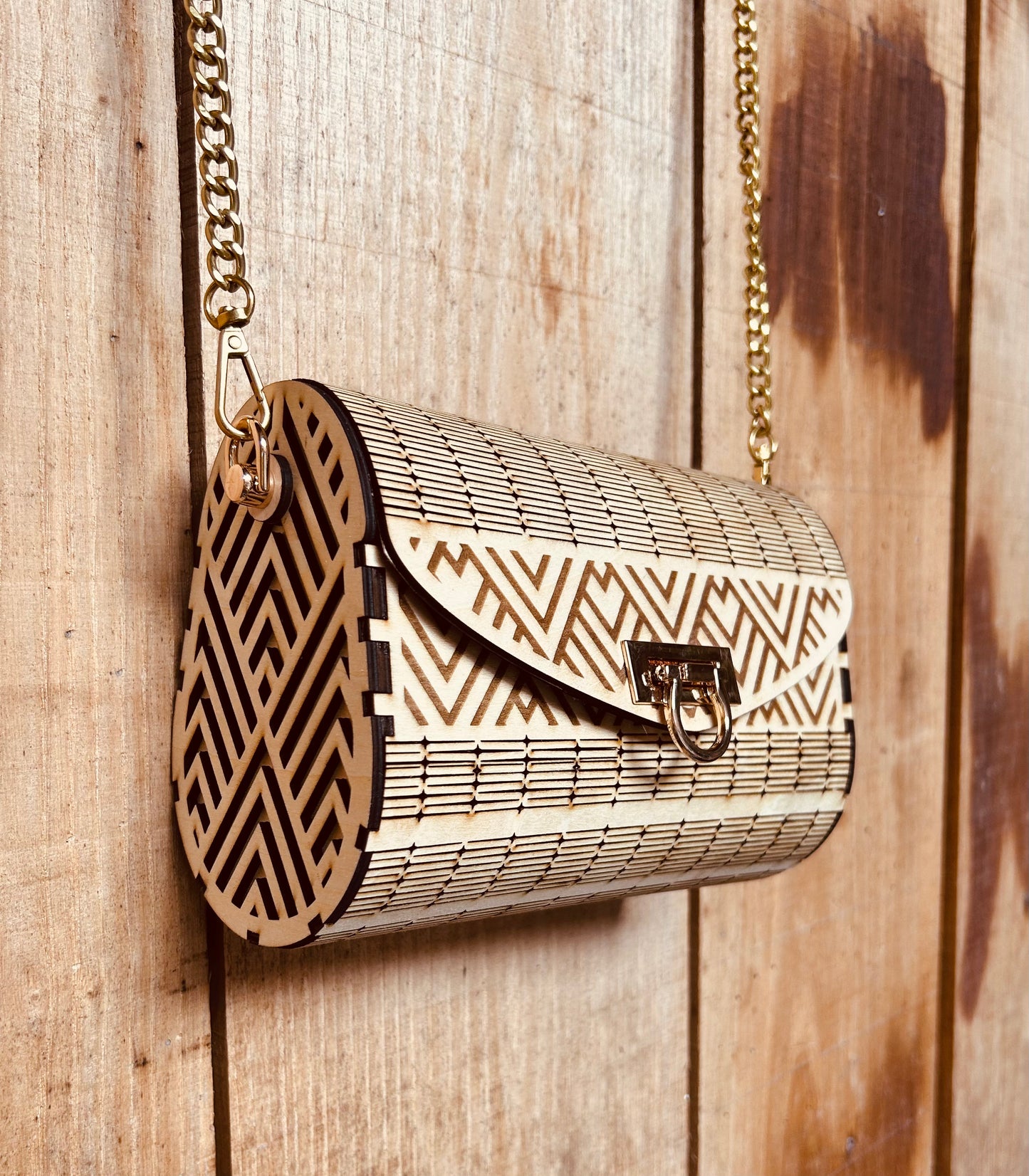 Chic sac en bois Ella de Le Bois Elégant, un sac en bois artisanal avec motif géométrique, alliant élégance et artisanat.