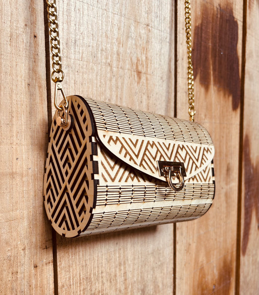 Chic sac en bois Ella de Le Bois Elégant, un sac en bois artisanal avec motif géométrique, alliant élégance et artisanat.
