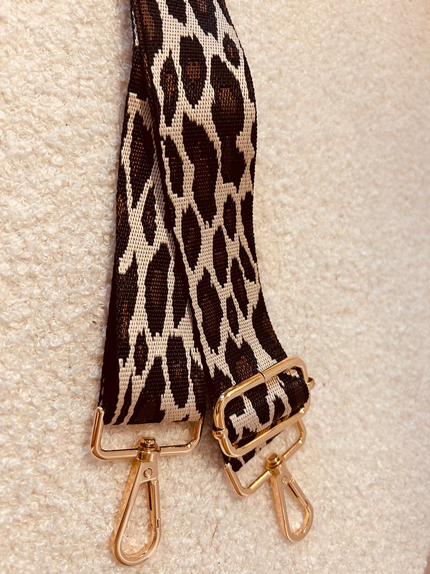 Sac en bois tribal de Le Bois Élégant, une pièce artisanale avec des motifs inspirés de la tradition, pour un style authentique. Artisan, ARTISANAT, Sac en bois.