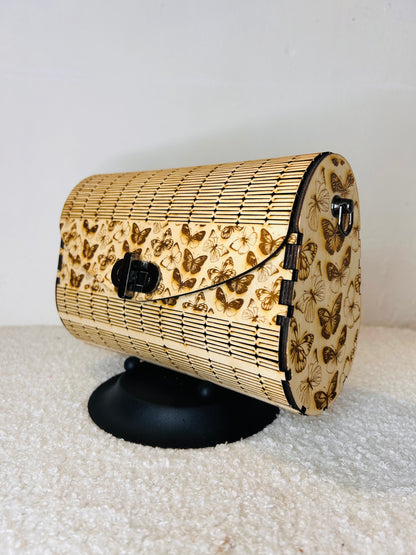 Retour du sac en bois Papillon Élégant de Le Bois Elégant, soulignant la finition artisanale et les détails exquis du motif de papillons.