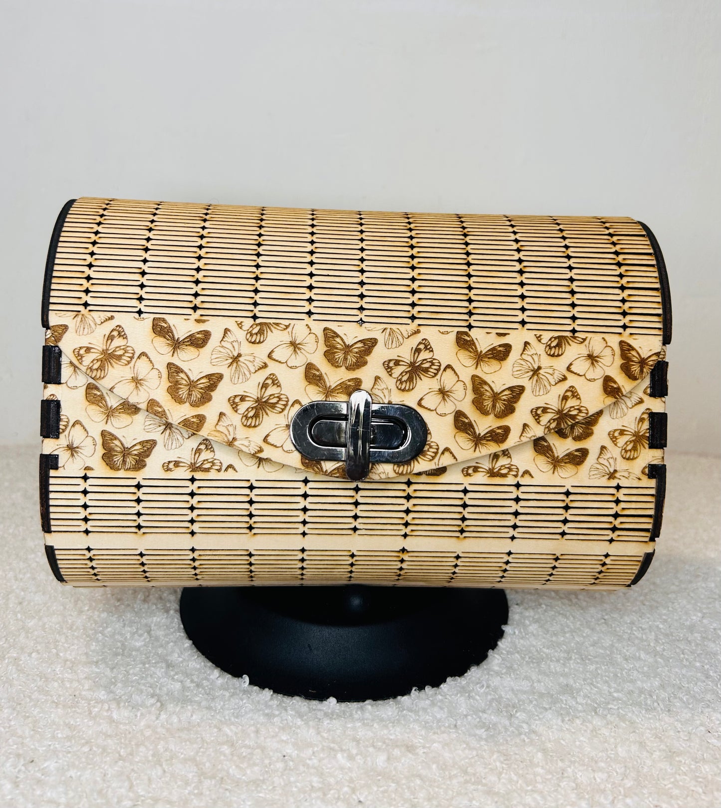 Fond du sac en bois Papillon Élégant de Le Bois Elégant, mettant en avant le design unique avec des papillons gravés, un choix éco-responsable et artisanal.