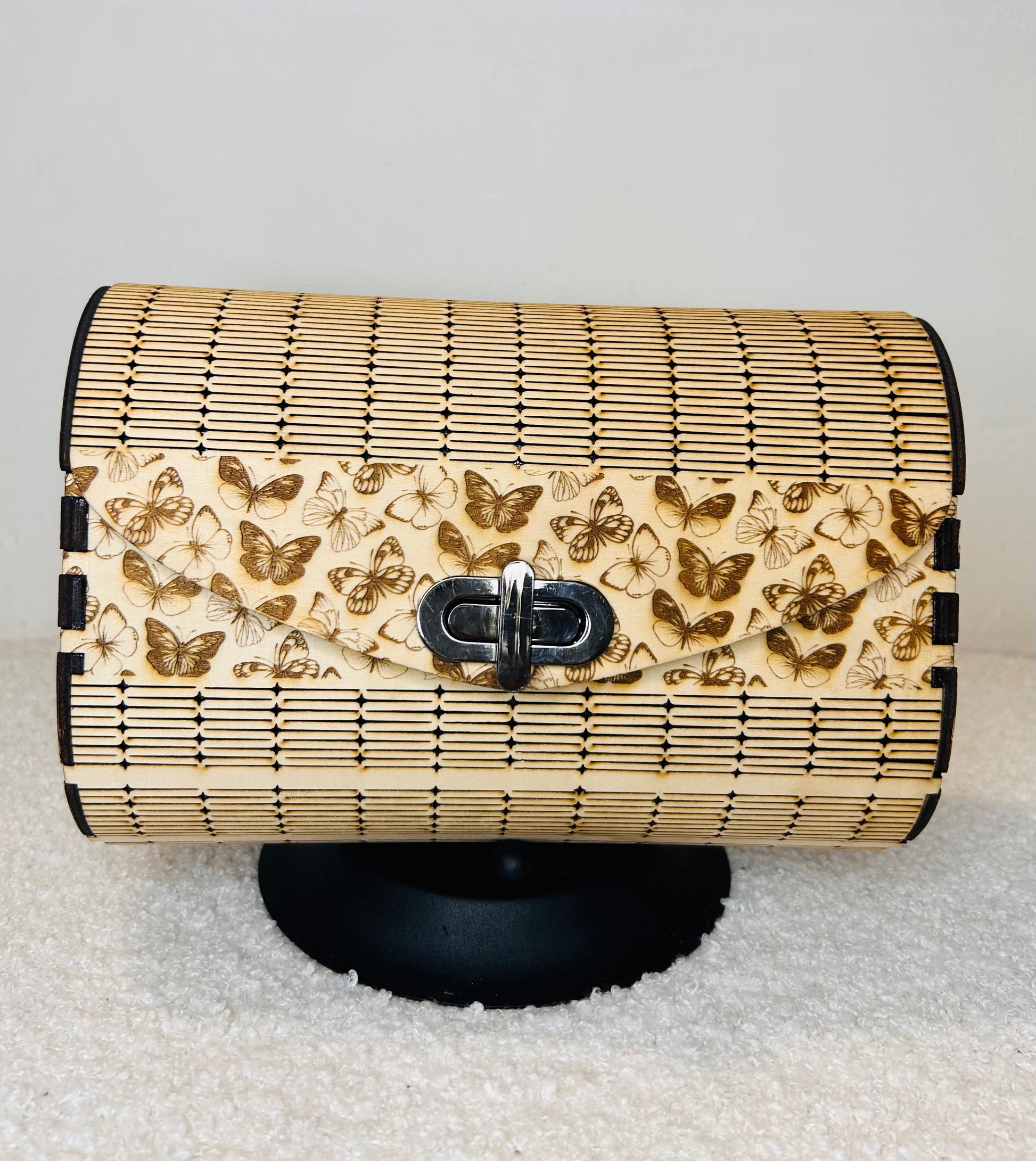 Fond du sac en bois Papillon Élégant de Le Bois Elégant, mettant en avant le design unique avec des papillons gravés, un choix éco-responsable et artisanal.