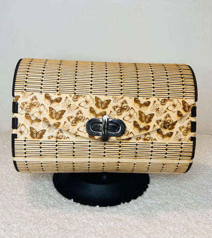 Fond du sac en bois Papillon Élégant de Le Bois Elégant, mettant en avant le design unique avec des papillons gravés, un choix éco-responsable et artisanal.