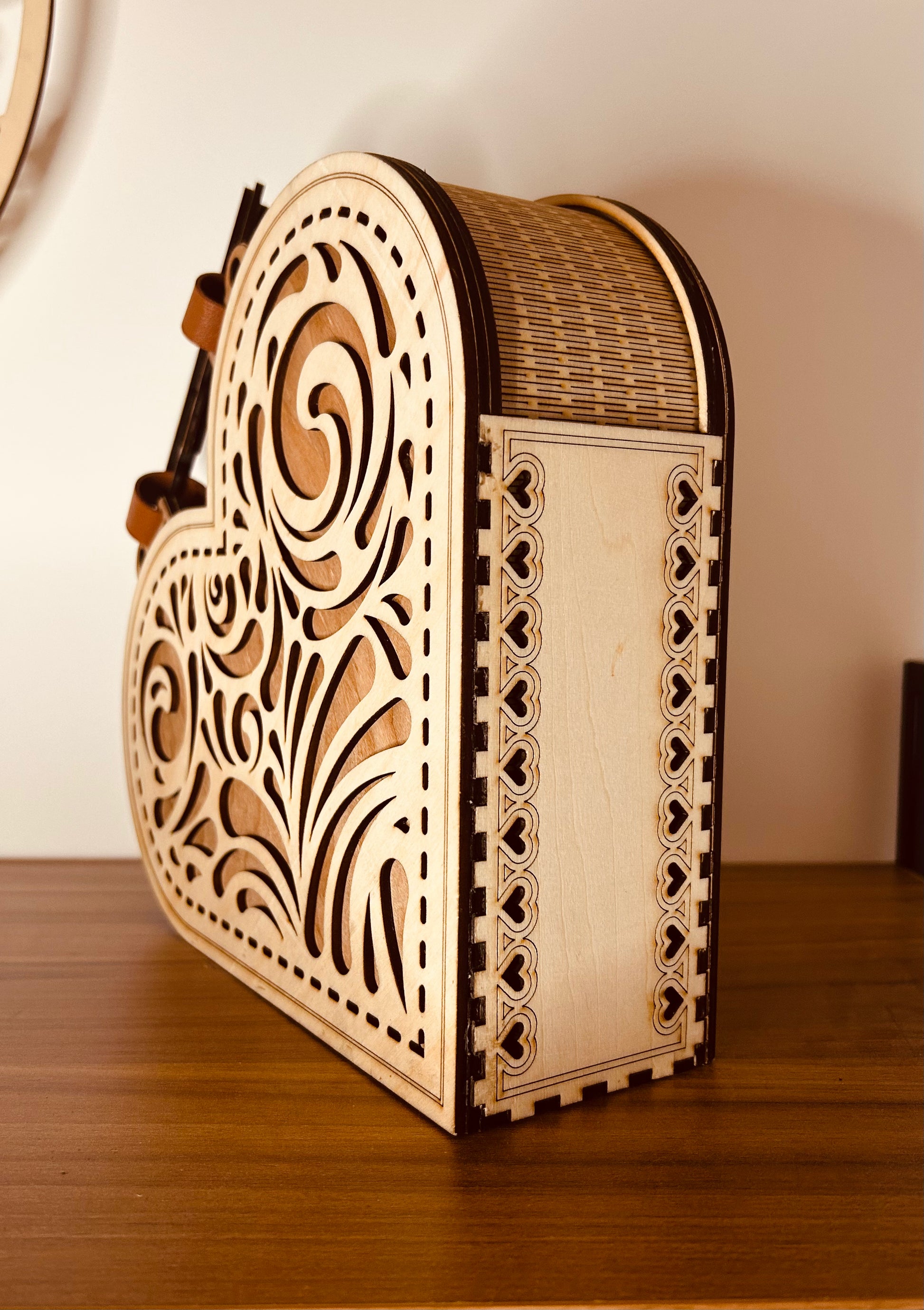Sac cœur en bois de La Bois Elégant vu de côté, mettant en avant les découpes délicates et le style décoratif.