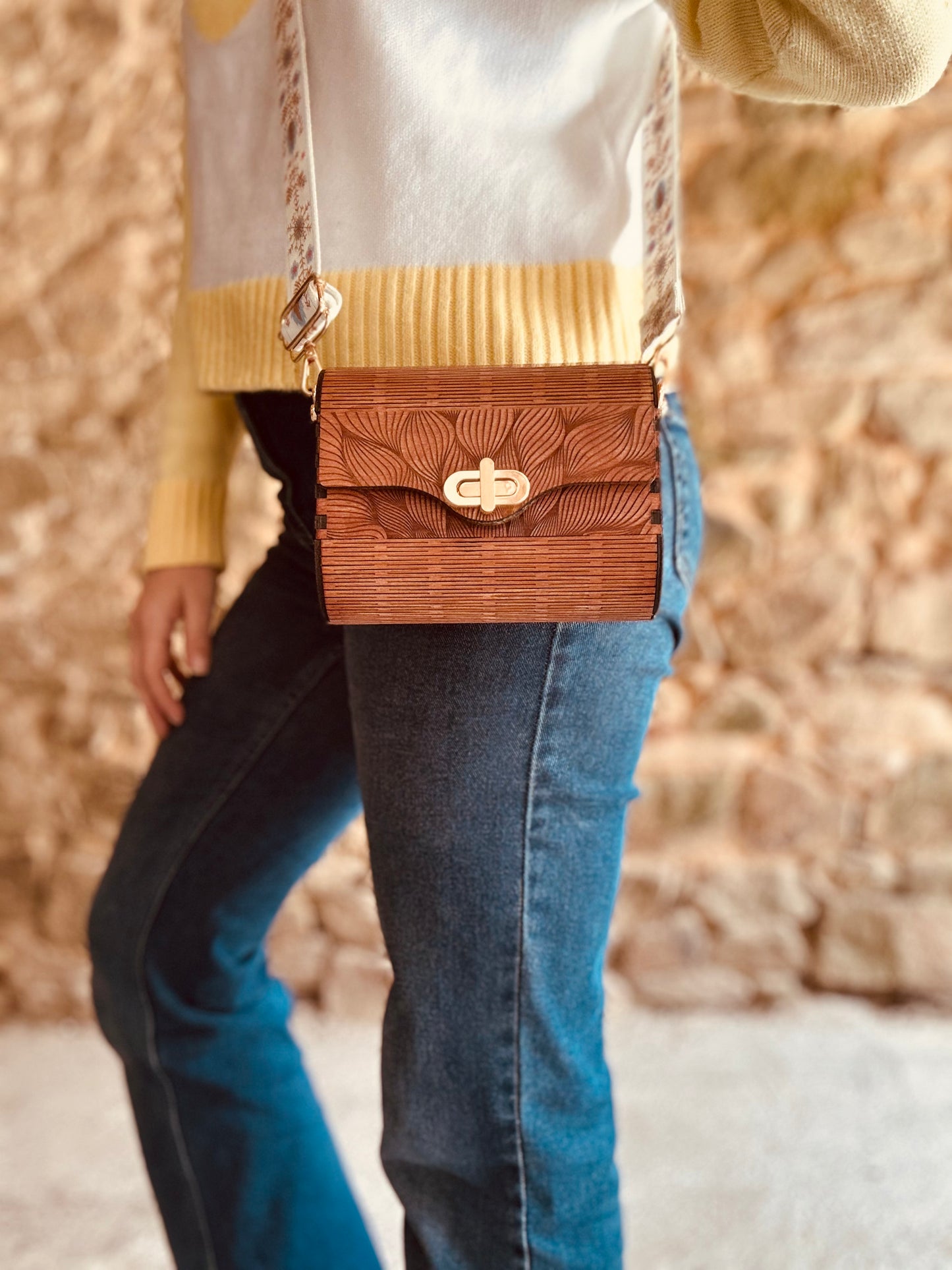 Détail de l'intérieur du Sac en Bois Vivi de Le Bois Elégant, où pratique et esthétique se rencontrent dans ce sac en bois élégant.