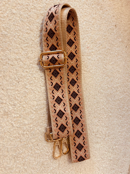 Le Sac en Bois Vivi avec un porte-sangle, par Le Bois Elégant, un exemple parfait d'artisanat dans un sac en bois élégant.