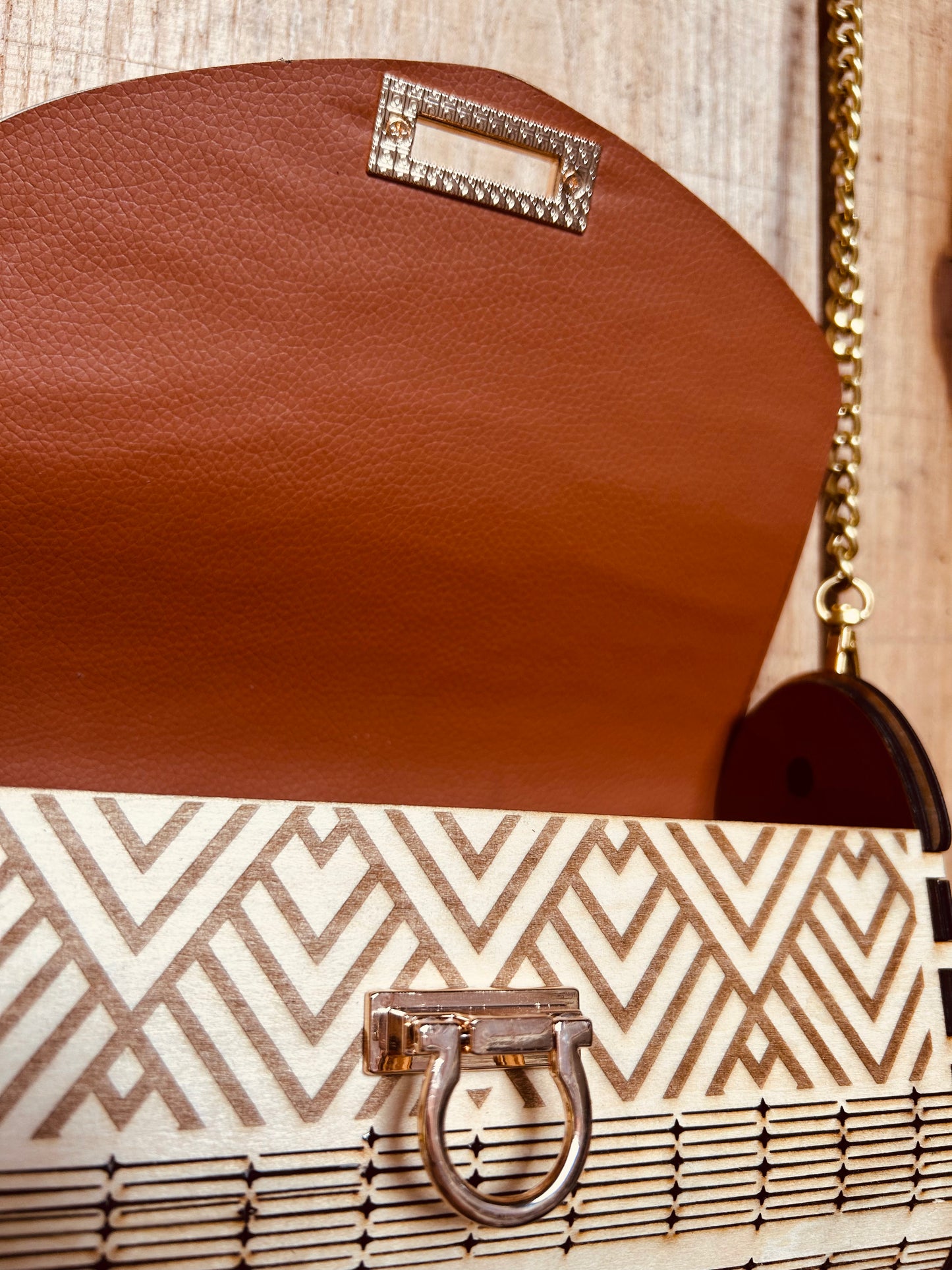 Intérieur du sac en bois Ella de Le Bois Elégant, fabriqué avec soin, alliant cuir PU à l'artisanat du sac en bois artisanal.