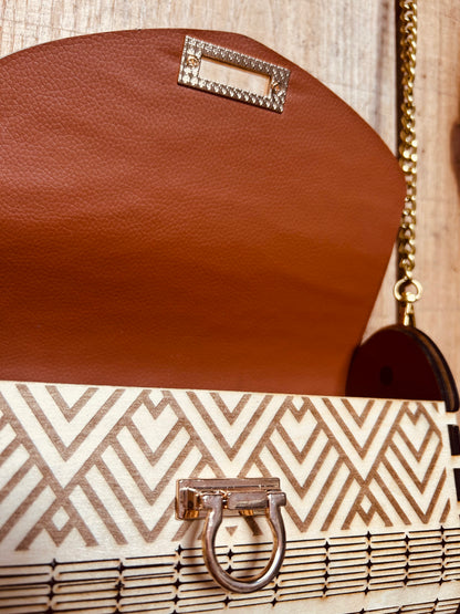 Intérieur du sac en bois Ella de Le Bois Elégant, fabriqué avec soin, alliant cuir PU à l'artisanat du sac en bois artisanal.