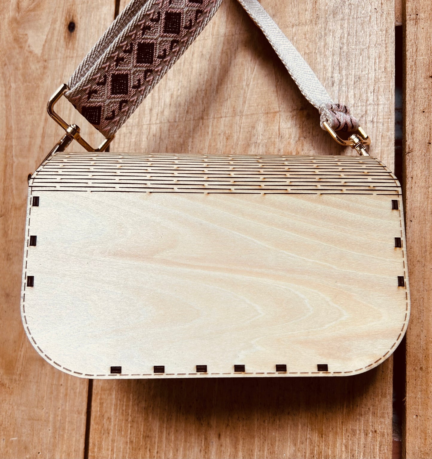 Sac en bois tribal de Le Bois Élégant, un accessoire fait main qui allie artisanat et style contemporain. Artisan, ARTISANAT, Sac en bois.