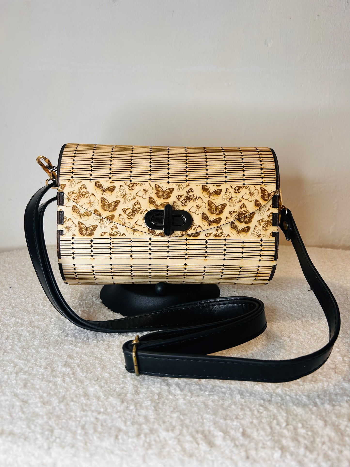 Vue latérale du sac en bois Papillon Élégant de Le Bois Elégant, affichant son motif de papillons et la bandoulière en cuir, un accessoire chic et éco-responsable.