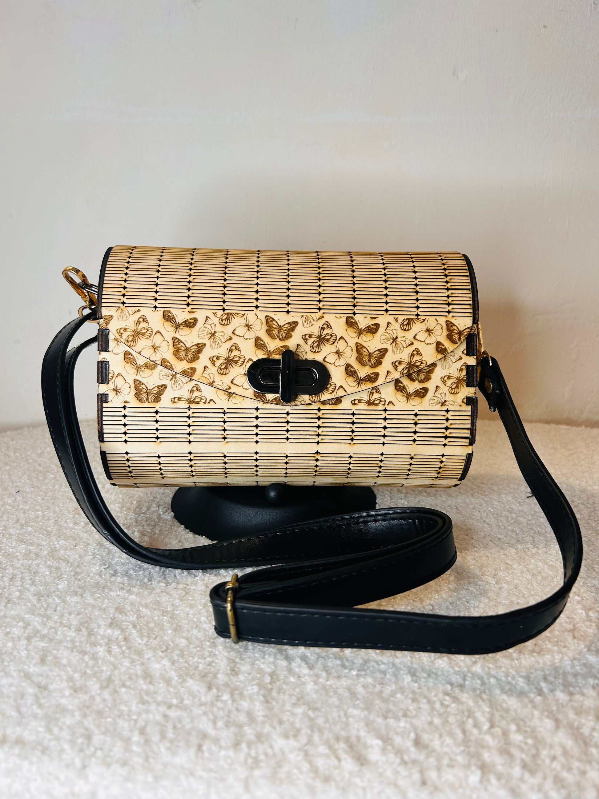 Vue latérale du sac en bois Papillon Élégant de Le Bois Elégant, affichant son motif de papillons et la bandoulière en cuir, un accessoire chic et éco-responsable.