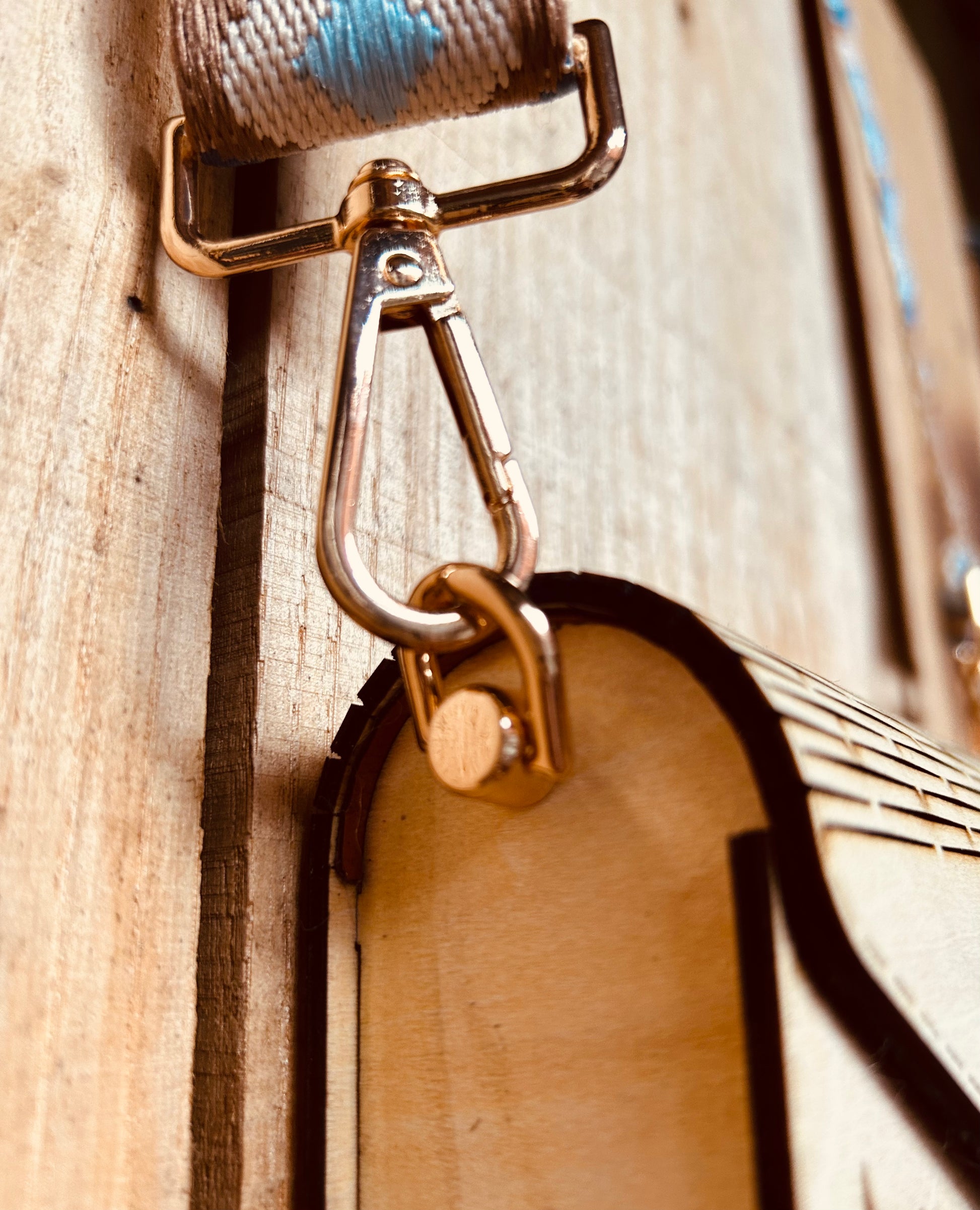 Sac en bois tribal de Le Bois Élégant, une pièce artisanale au design captivant, idéale pour votre collection. Artisan, ARTISANAT, Sac en bois.