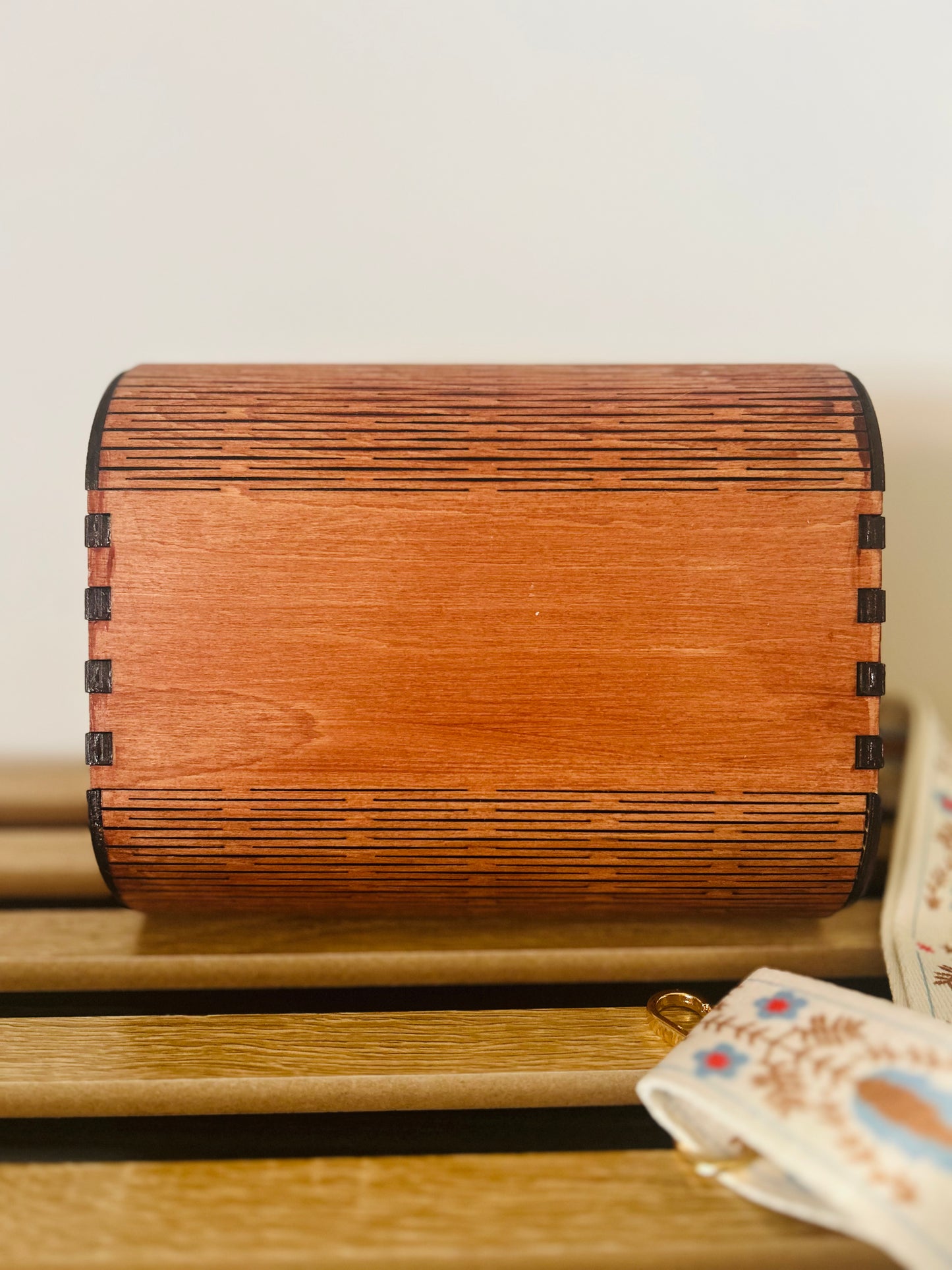 Vue arrière du Sac en Bois Vivi de Le Bois Elégant, soulignant les finitions soignées qui caractérisent ce sac en bois élégant et son artisanat.