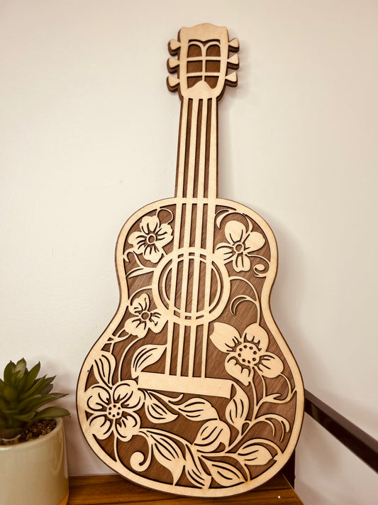 Guitare Décorative en Bois avec Motifs Floraux de Le Bois Elégant, mettant en avant des motifs floraux délicats sur une guitare en bois. Une pièce de GUITARE, fabriquée en BOIS, idéale pour la DECORATION d'intérieur, parfaite pour les passionnés de MUSIQUE.