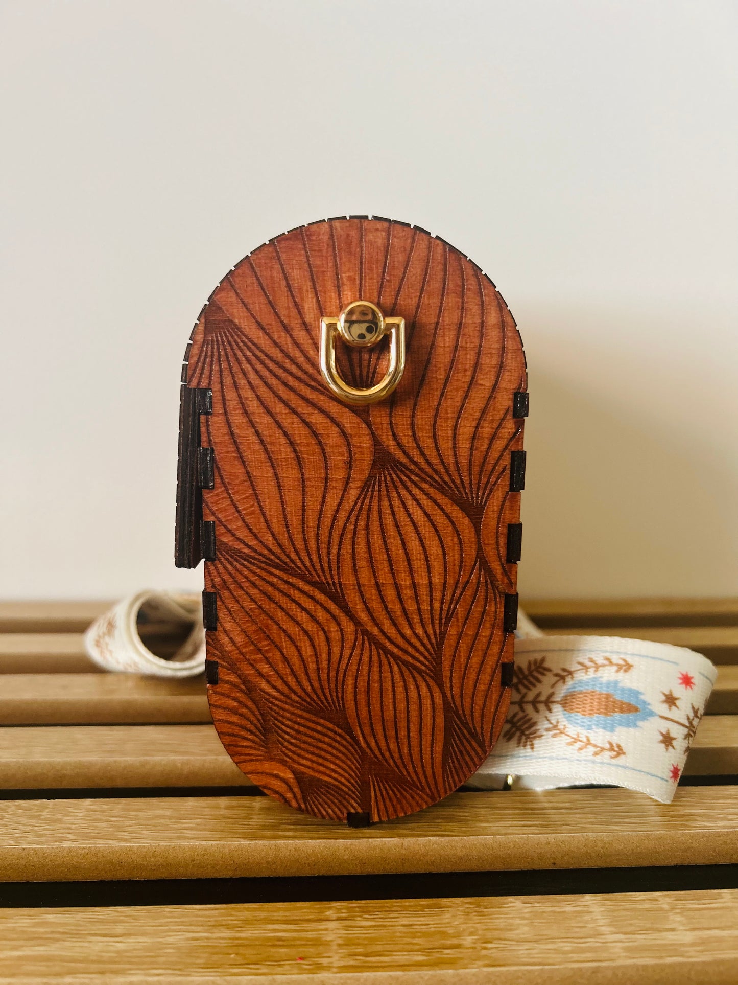 Détail du Sac en Bois Vivi de Le Bois Elégant, vue arrière de ce sac en bois élégant, mettant en avant l'artisanat de sa conception.