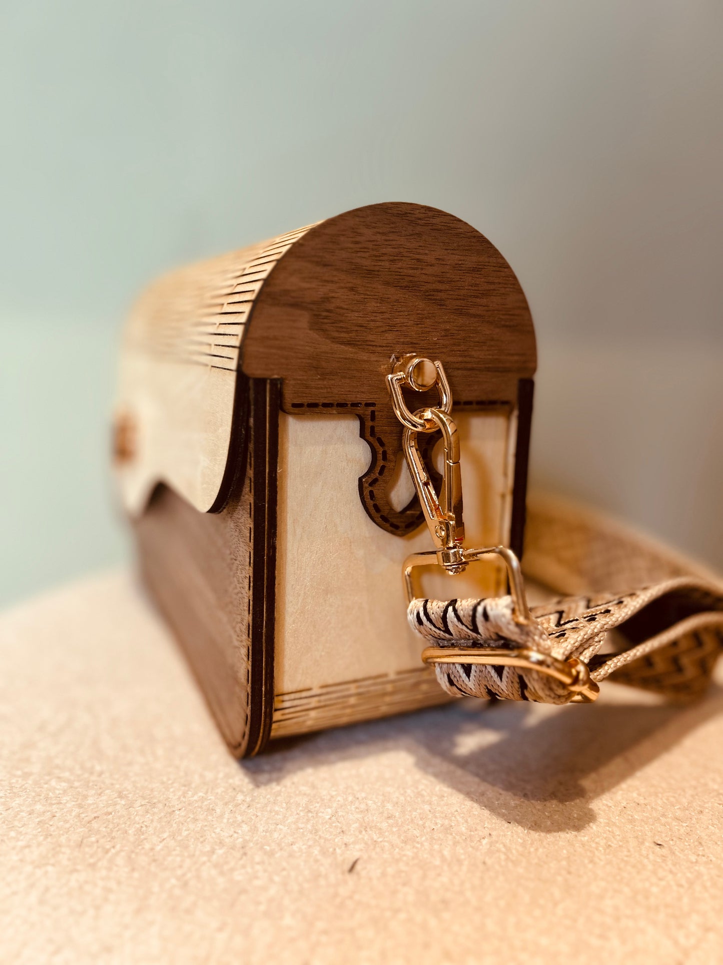 Détail du sac artisanal en bois Chérie de Le Bois Élegant, mettant en valeur la chaîne bandoulière et le design chic. Idéal pour les passionnés de mode artisanale. artisan, ARTISANAT, Sac en bois.