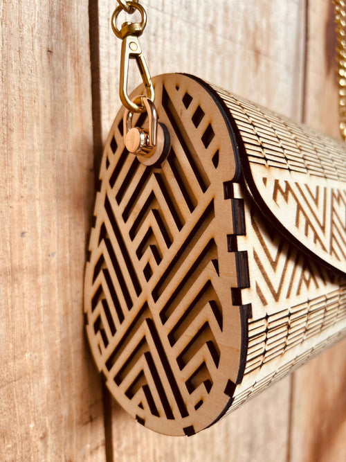 Sac en bois Ella de Le Bois Élégant, élégant sac à main en bois naturel avec sangle chaine vue de face.