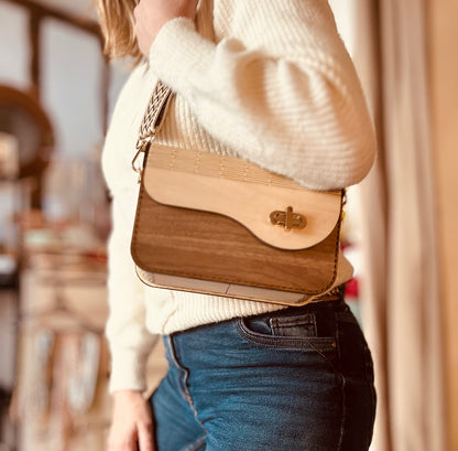 Sac artisanal en bois Chérie de Le Bois Élegant porté, soulignant son élégance et son originalité. Un accessoire incontournable pour les amateurs de mode artisanale. artisan, ARTISANAT, Sac en bois.