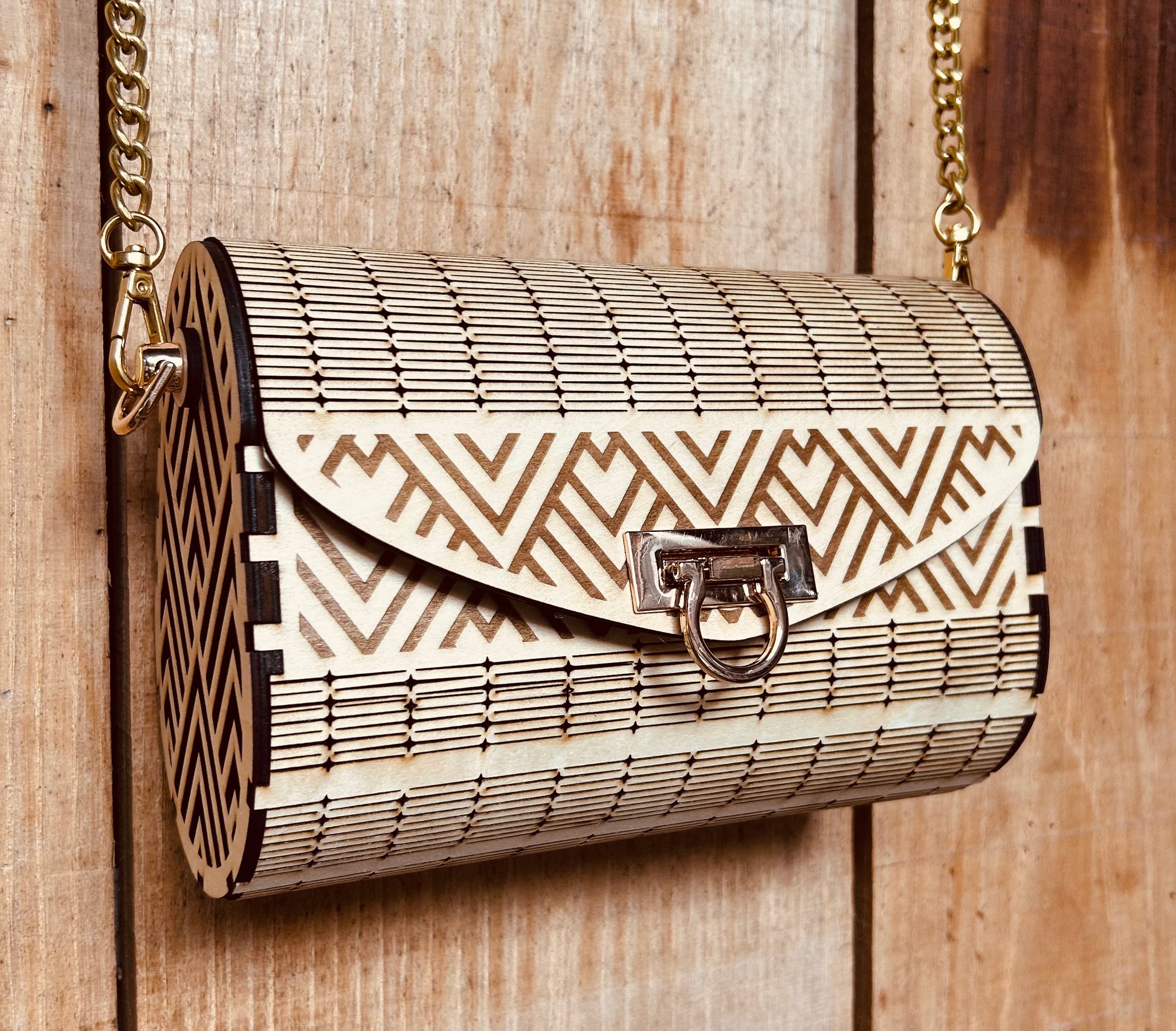 Vue latérale du sac en bois Ella de Le Bois Elégant, une pièce unique d'artisanat avec une chaîne élégante, faisant de ce sac en bois artisanal un accessoire tendance.