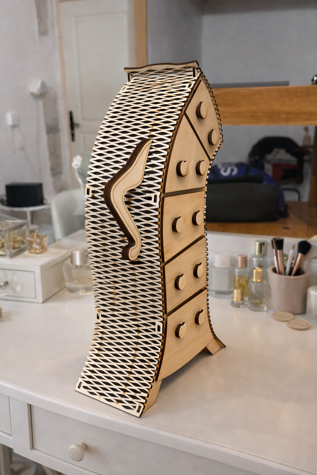 Décoration Plumette de Le Bois Elégant, chiffonnier élégant en bois avec détails décoratifs, pour embellir votre intérieur.