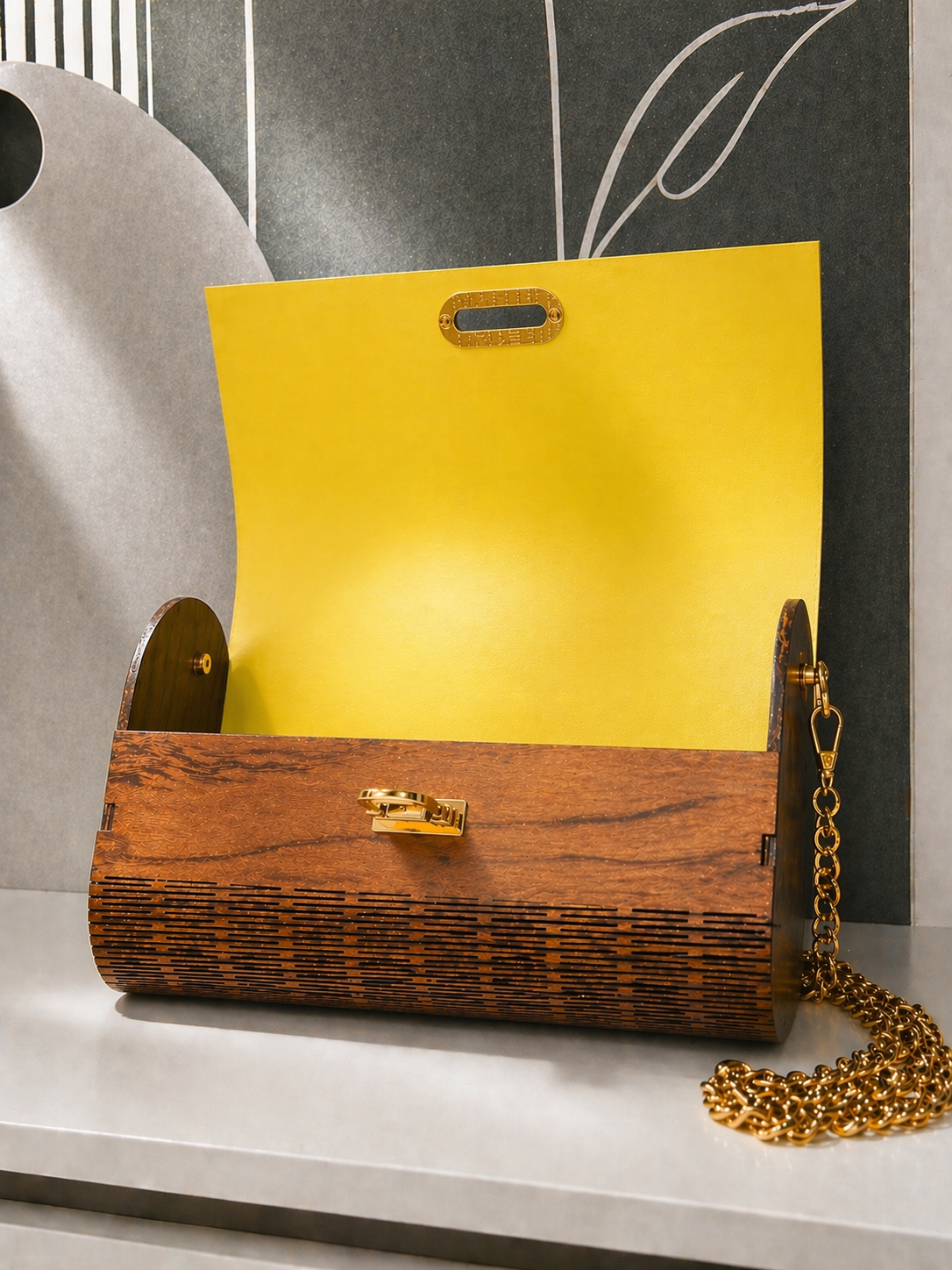 Sac en bois Signature de Le Bois Elégant, illustration détaillée du sac en bois naturel avec poignée élégante.
