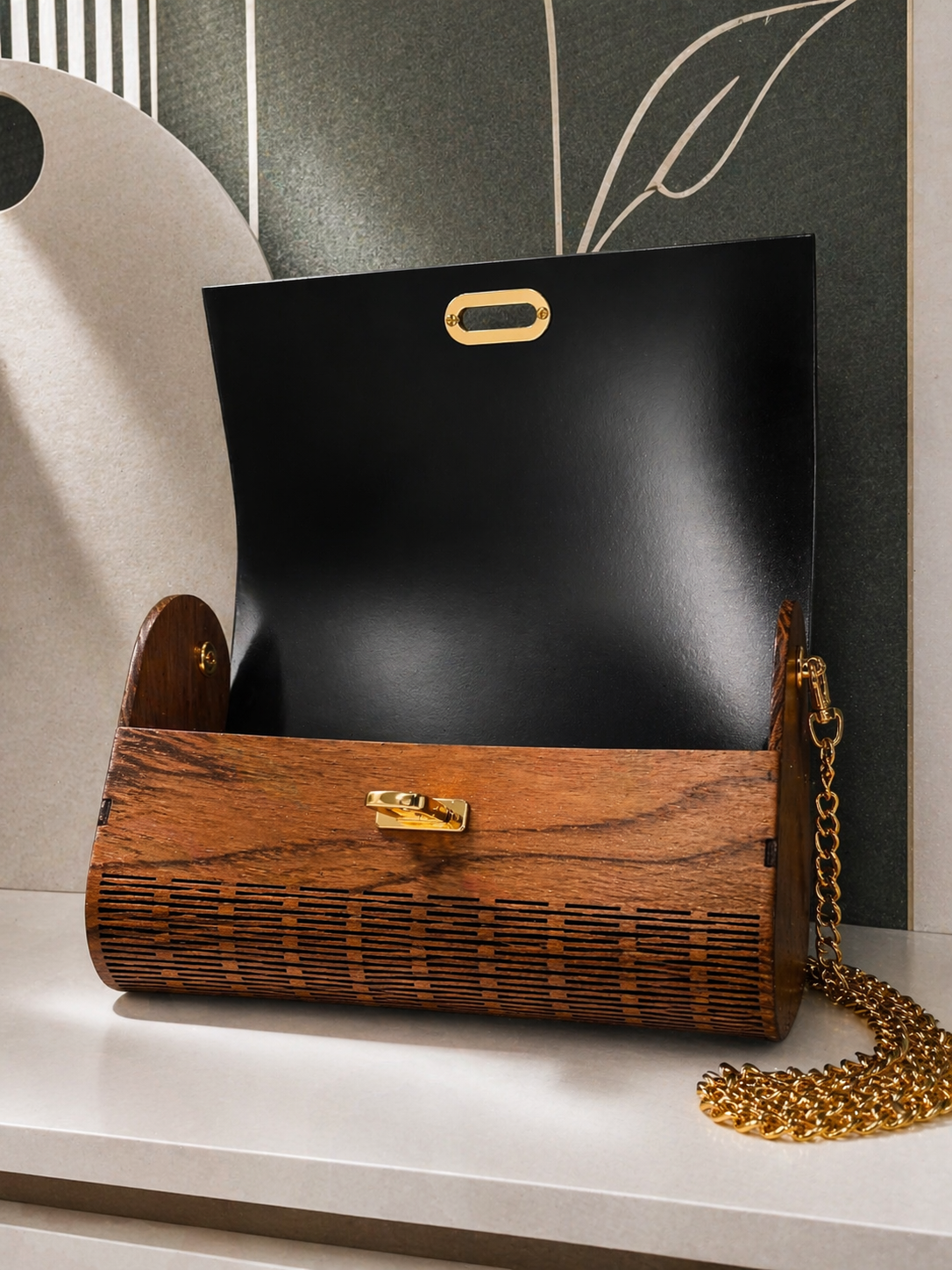 Sac en bois Le Bois Elégant Signature, élégant sac en bois avec poignées, vue de face sur fond neutre.