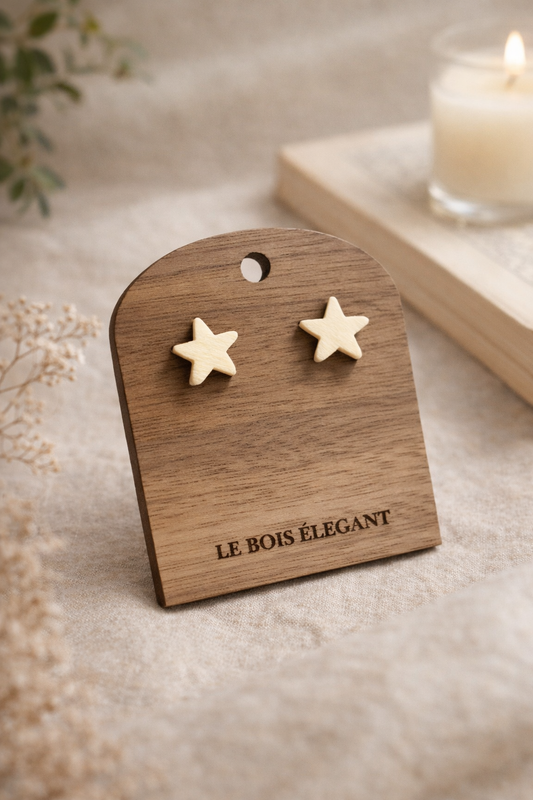 Boucles d’oreilles Stella en bois élégant de Le Bois Elégant, montrant leur design moderne et finition raffinée.