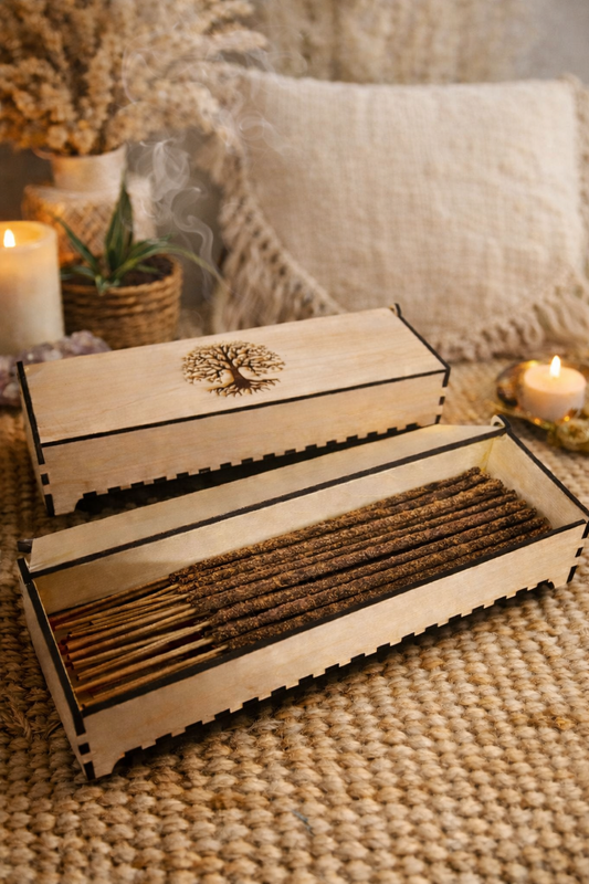 Boîte à encens en décoration de la marque Le Bois Elégant, contenant des bâtonnets d'encens parfumés, élégante et artisanale.