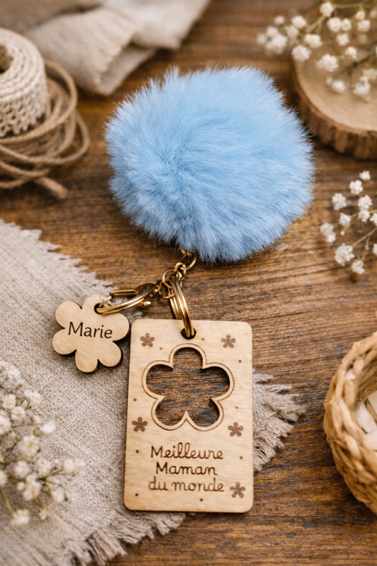 Porte-clés personnalisé avec pompon "Meilleure Maman du monde" de Le Bois Elégant, parfait pour la fête des mères.
