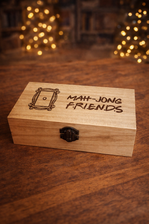 Jeu de mah-jong duo de la marque Le Bois Elégant avec des tuiles blanches et décoratives sur une surface en bois.