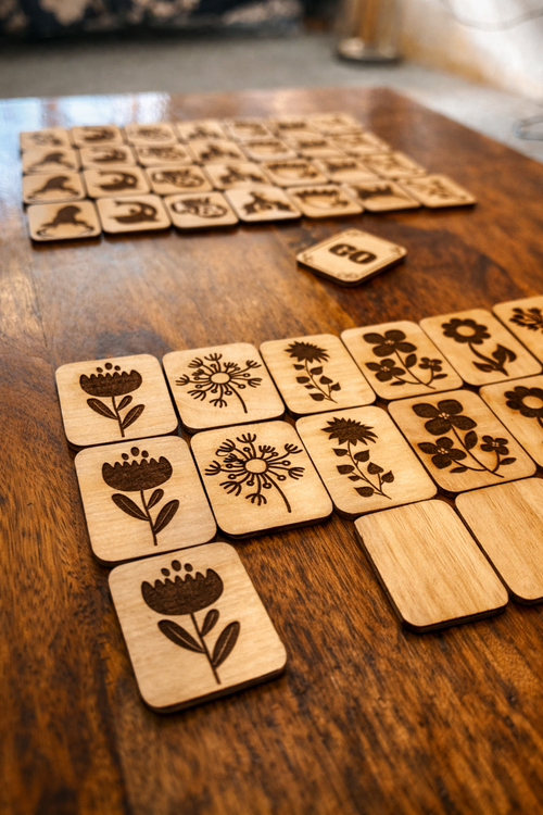 Jeu de mah-jong Duo de la marque Le Bois Elégant avec des tuiles en bois naturel et un plateau de jeu élégant.