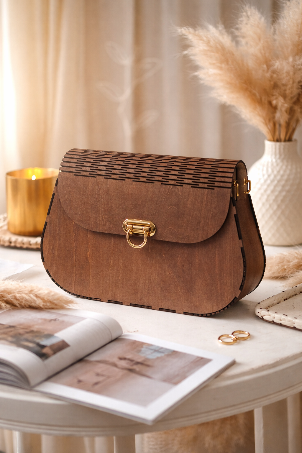 Sac en bois de rose par Le Bois Elégant, design élégant avec poignées en cuir et finition soignée.