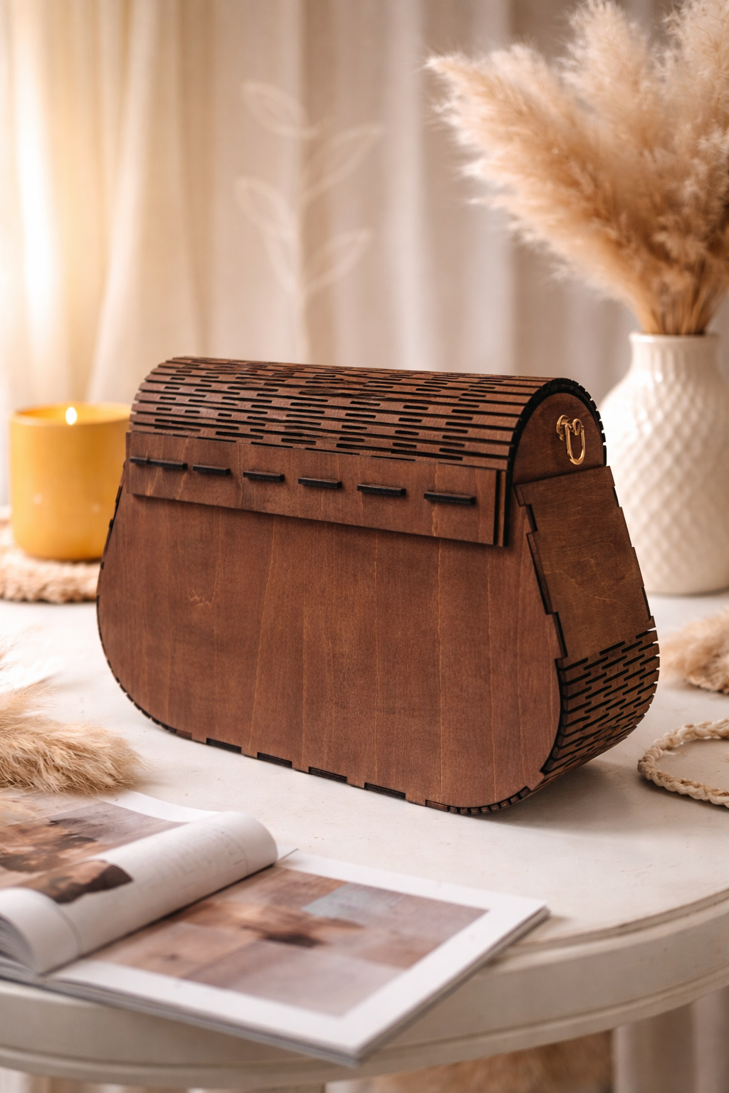 Sac en rosewood de la marque Le Bois Elégant, avec détails élégants et finition raffinée.