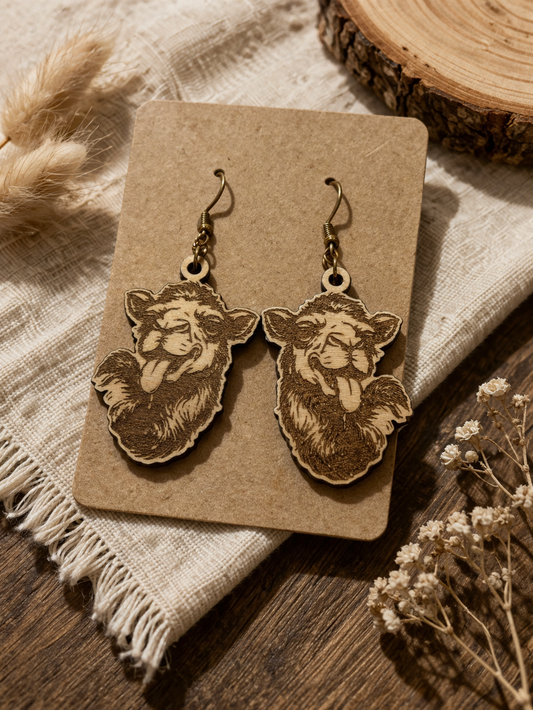 Boucles d'oreilles en forme de chameau fun de la marque Le Bois Elégant, bijoux légers et colorés.