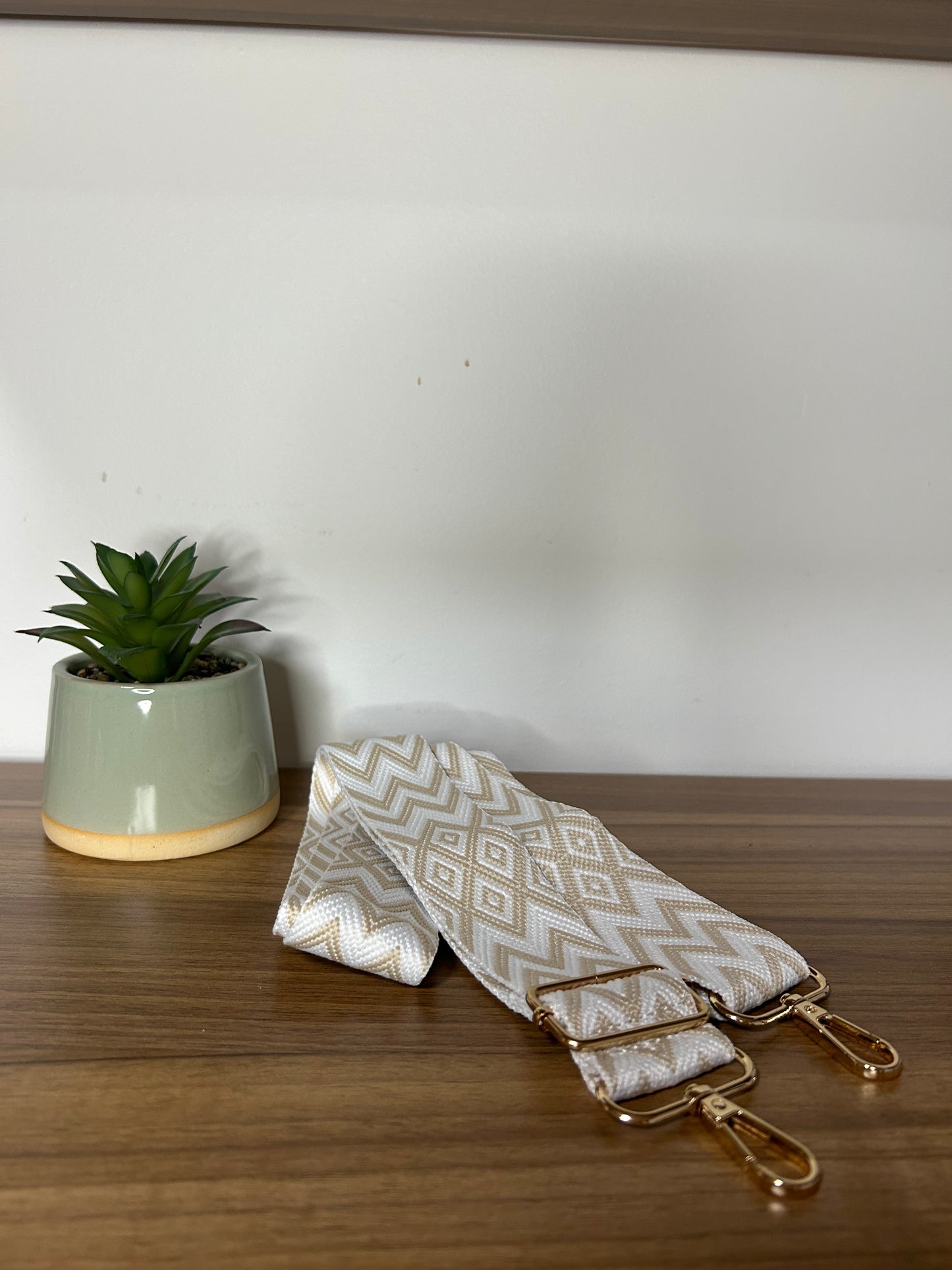 Sac en bois tribal de Le Bois Élégant, alliant design moderne et techniques artisanales pour un accessoire chic. Artisan, ARTISANAT, Sac en bois.