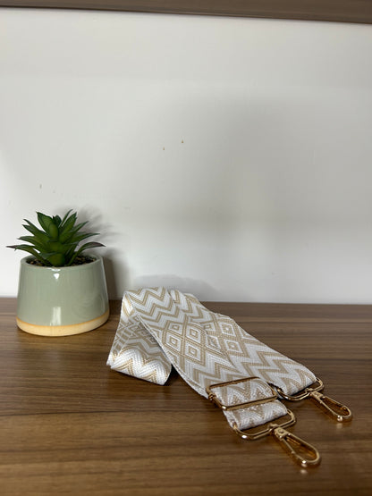 Sac en bois tribal de Le Bois Élégant, alliant design moderne et techniques artisanales pour un accessoire chic. Artisan, ARTISANAT, Sac en bois.