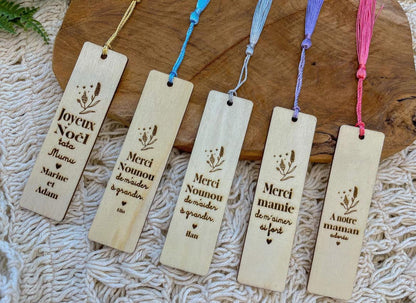Différents modèles de marque page bois personnalisable de Le Bois Elégant, avec des messages pour Mamie et d'autres proches, une idée de cadeau originale et personnelle. Livraison offerte.