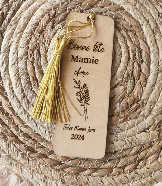 Marque page bois personnalisable de Le Bois Elégant, décoré avec un message pour Mamie, idéal pour faire un cadeau unique. Livraison offerte.
