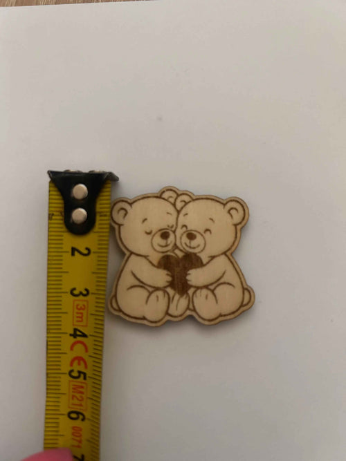 Ourson en peluche Câlin de Poche Les Oursons du Cœur de la marque Le Bois Elégant, doux et câlin, pour un cadeau tendre.