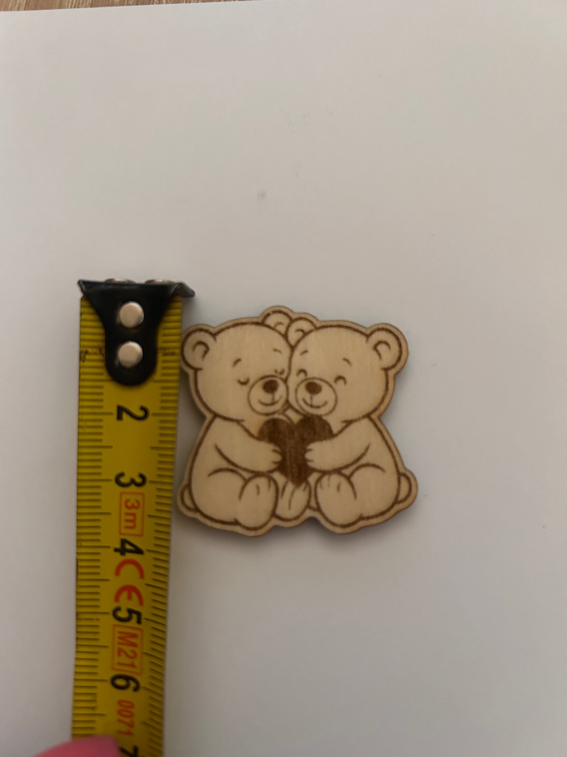 Image montrant un ourson du Câlin de Poche de Le Bois Elégant avec un texte réconfortant. Ce petit symbole d'amour est parfait pour rappeler à vos proches qu’ils sont toujours aimés, peu importe la situation. calin de poche, pockethug